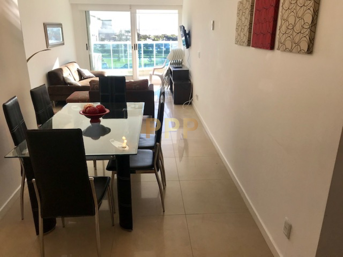 Apartamento ID.209 - Apartamento en Alquiler a una cuadra del mar (Playa Mansa)  en torre nueva, con todos y excelentes servicios .