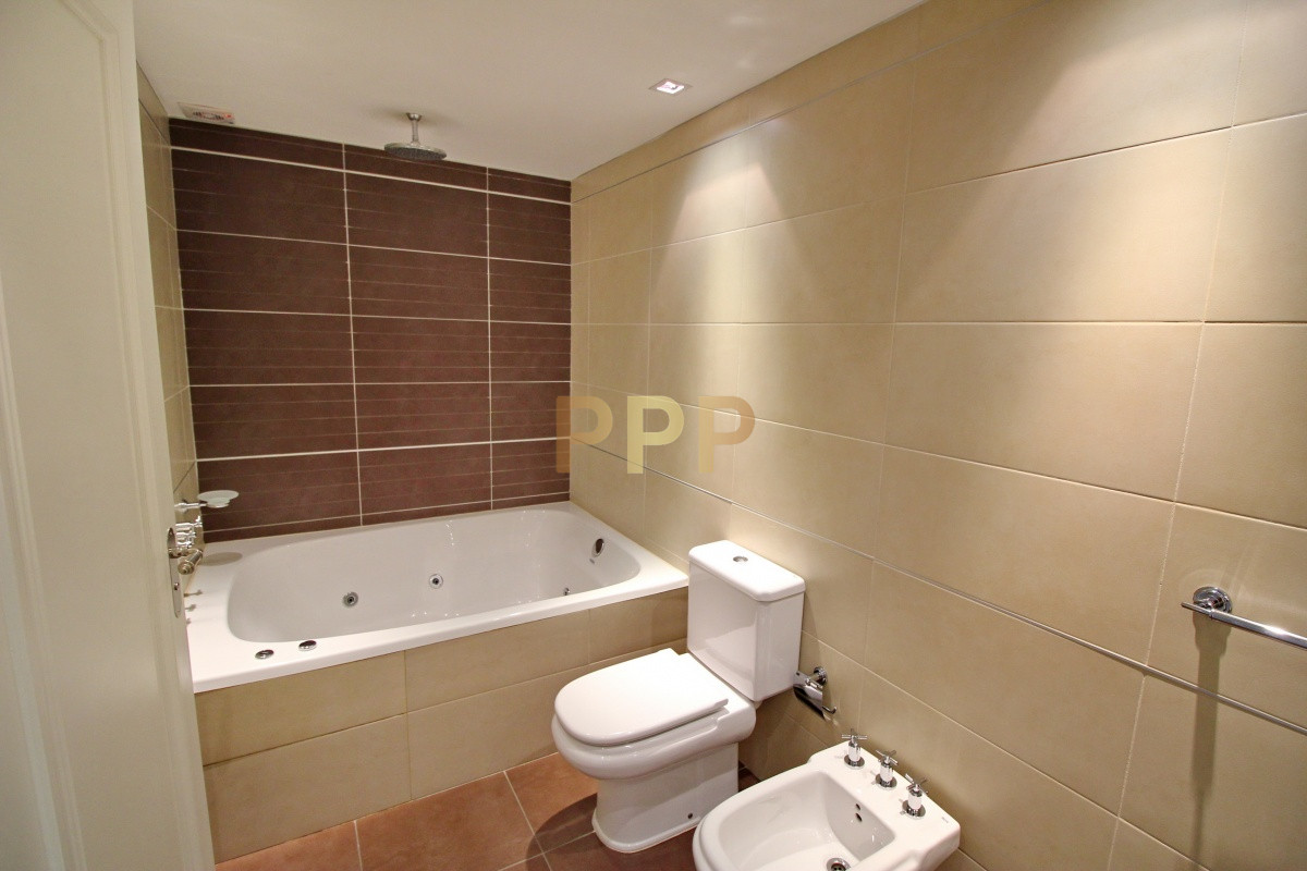 Apartamento ID.2344 - Apartamento de 3 dormitorios, primera linea frente al mar, en alquiler y venta, Punta del Este
