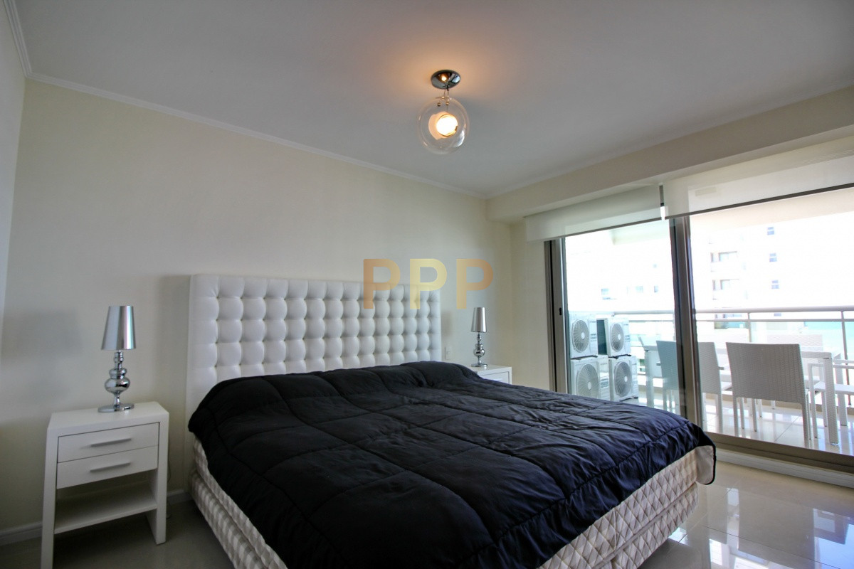Apartamento ID.2344 - Apartamento de 3 dormitorios, primera linea frente al mar, en alquiler y venta, Punta del Este