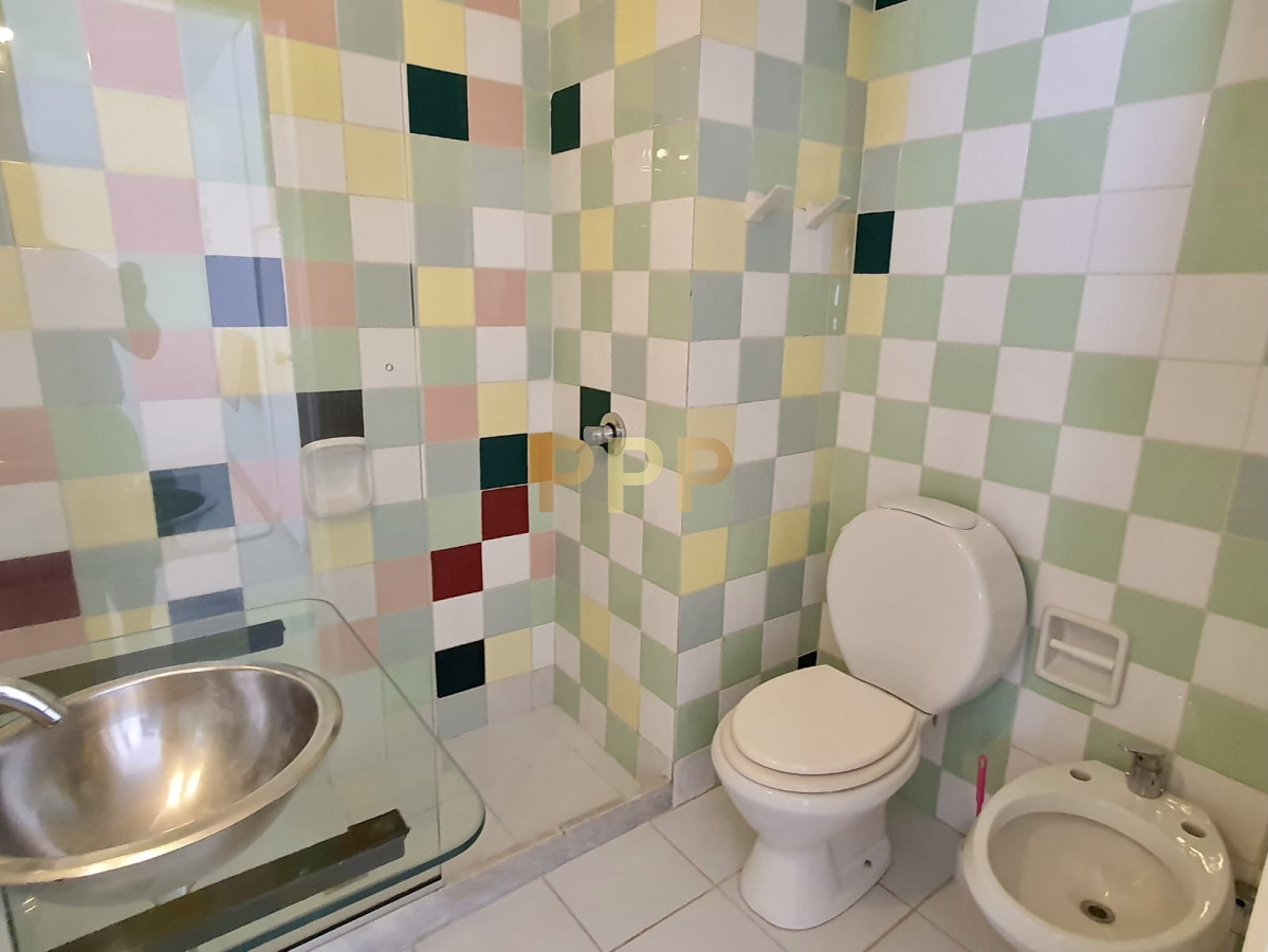 Apartamento ID.129 - En venta, mono ambiente, con gran terraza con parrillero propio, en PenÃ­nsula.