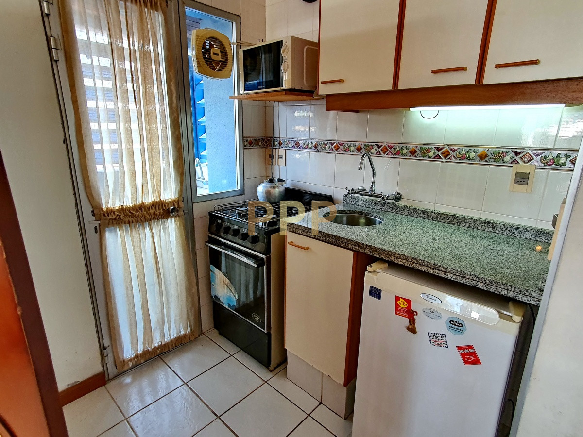 Apartamento ID.1515 - Se alquila apartamento de 1 dormitorio frente al mar con vista en Peninsula, Punta del Este.
