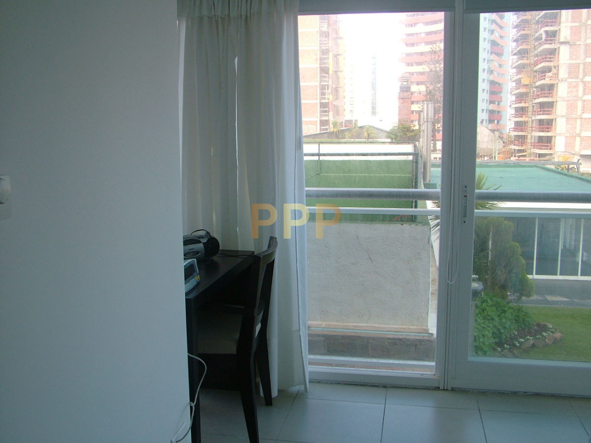 Apartamento ID.4 - En alquiler.. a pasitos del mar, torre con servicios.. Consulte!!!