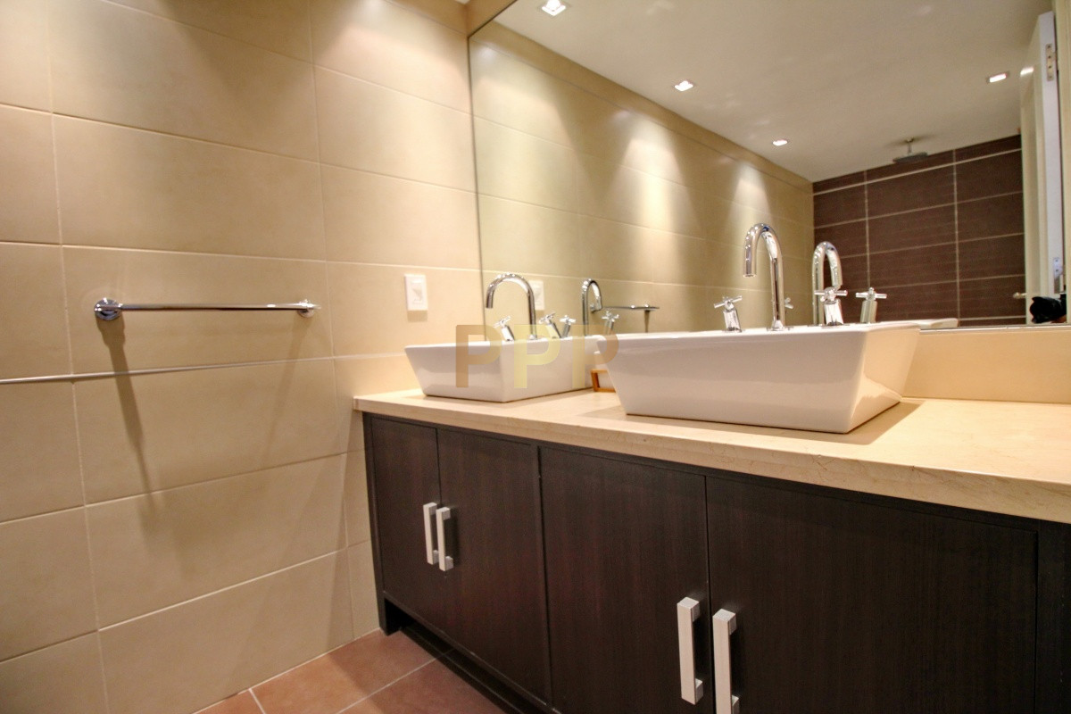 Apartamento ID.2344 - Apartamento de 3 dormitorios, primera linea frente al mar, en alquiler y venta, Punta del Este