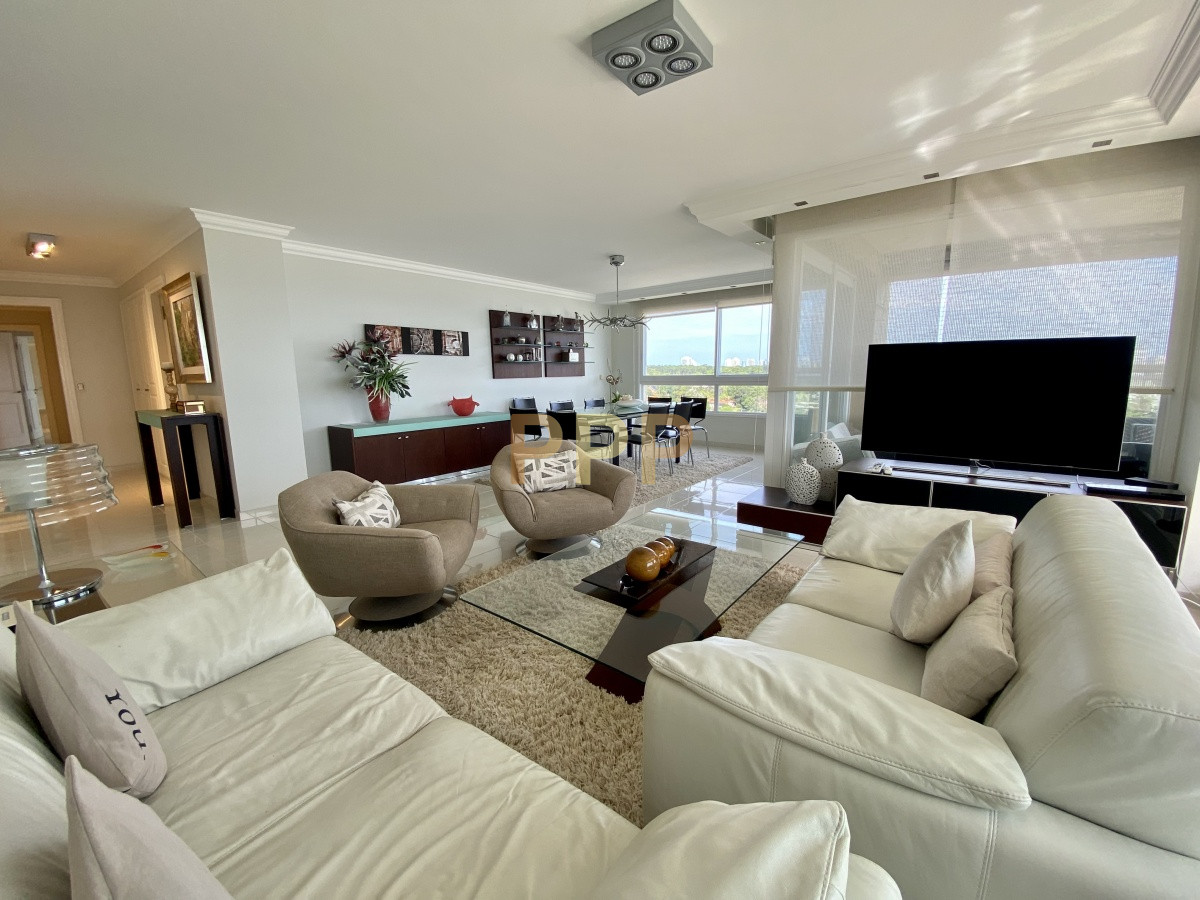 Apartamento ID.3468 - Piso alto en torre de categoría con todos y excelentes servicios.