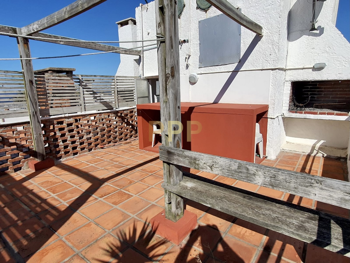 Apartamento ID.129 - En venta, mono ambiente, con gran terraza con parrillero propio, en PenÃ­nsula.