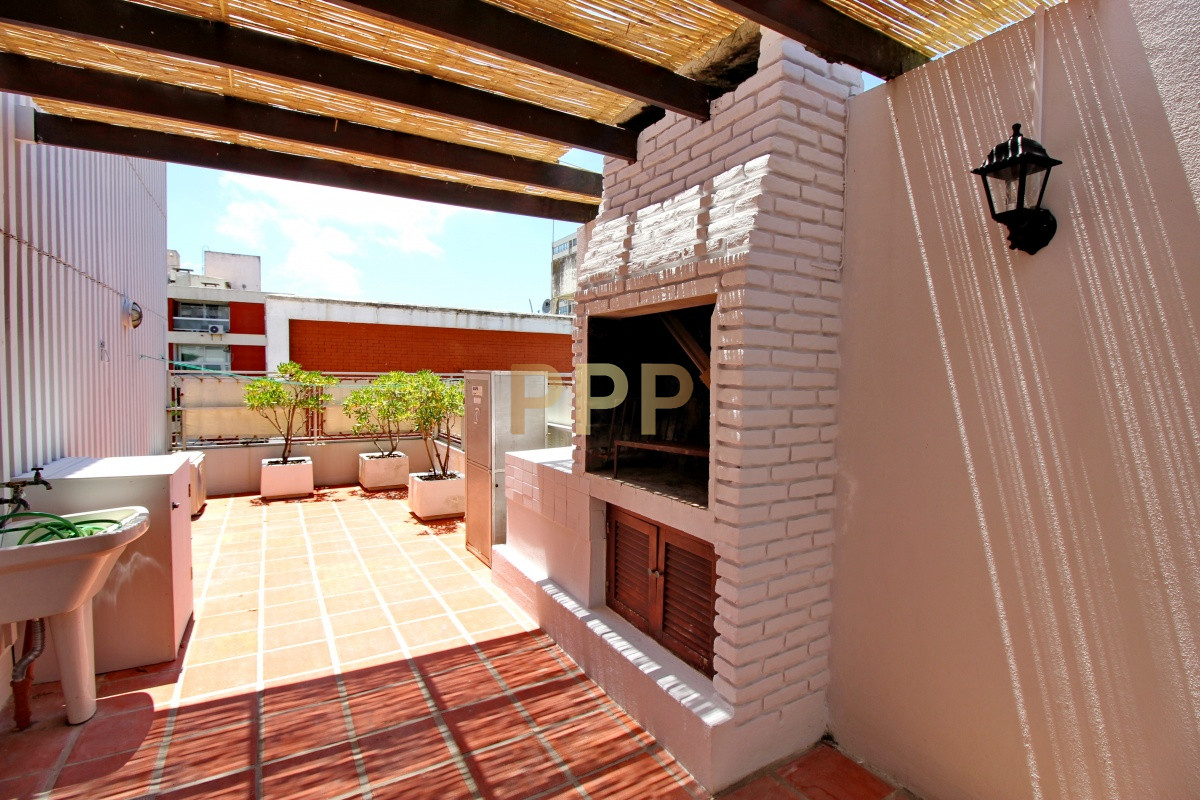 Apartamento ID.775 - Alquilo apartamento 2 dormitorios con parrillero propio en Península, Punta del Este