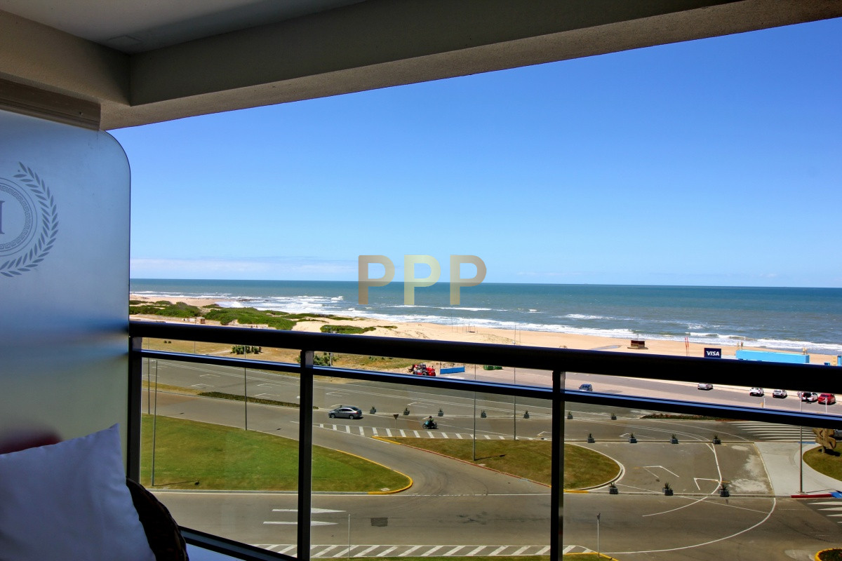 Apartamento ID.2338 - Apartamento de 3 dormitorios, primera linea frente al mar, en alquiler y venta, Punta del Este