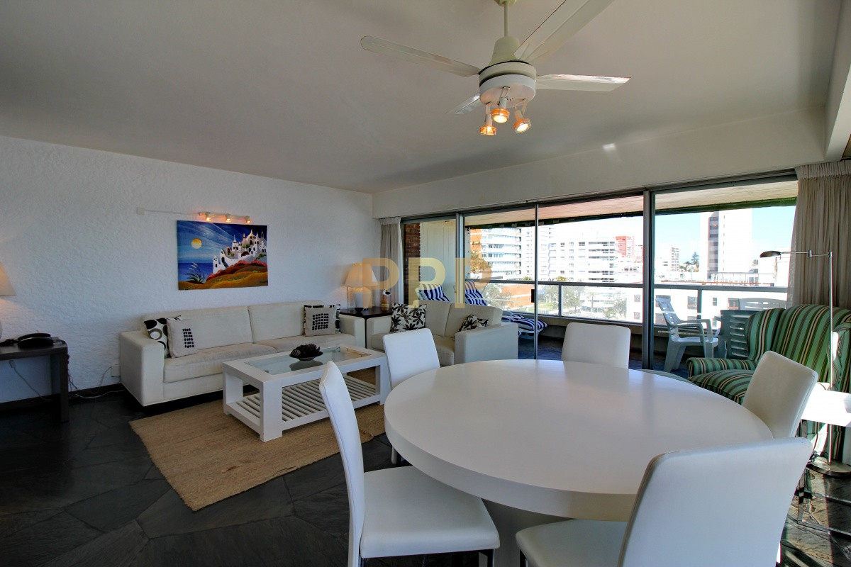 Apartamento ID.1084 - Apartamento amplio, luminoso con excelentes vistas al mar , y Puerto de Punta del Este