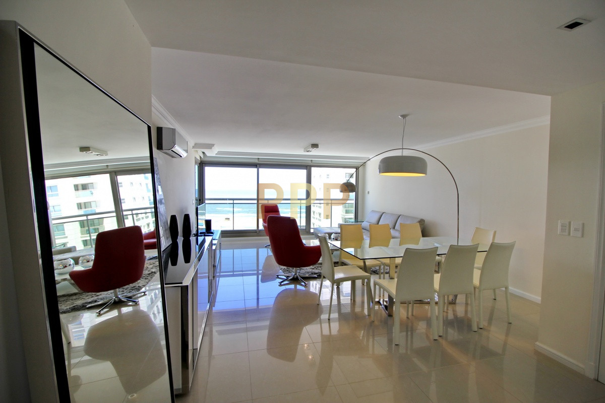 Apartamento ID.2344 - Apartamento de 3 dormitorios, primera linea frente al mar, en alquiler y venta, Punta del Este
