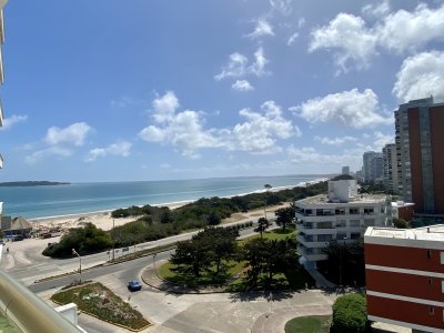 Apartamento en Alquiler sobre playa mansa- Punta del Este 
