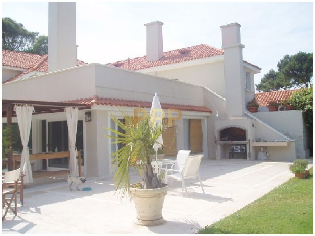 Casa ID.1640 - Espectacular residencia en una de las zonas mas cotizadas de Punta del Este, a metros del mar (Playa Brava).