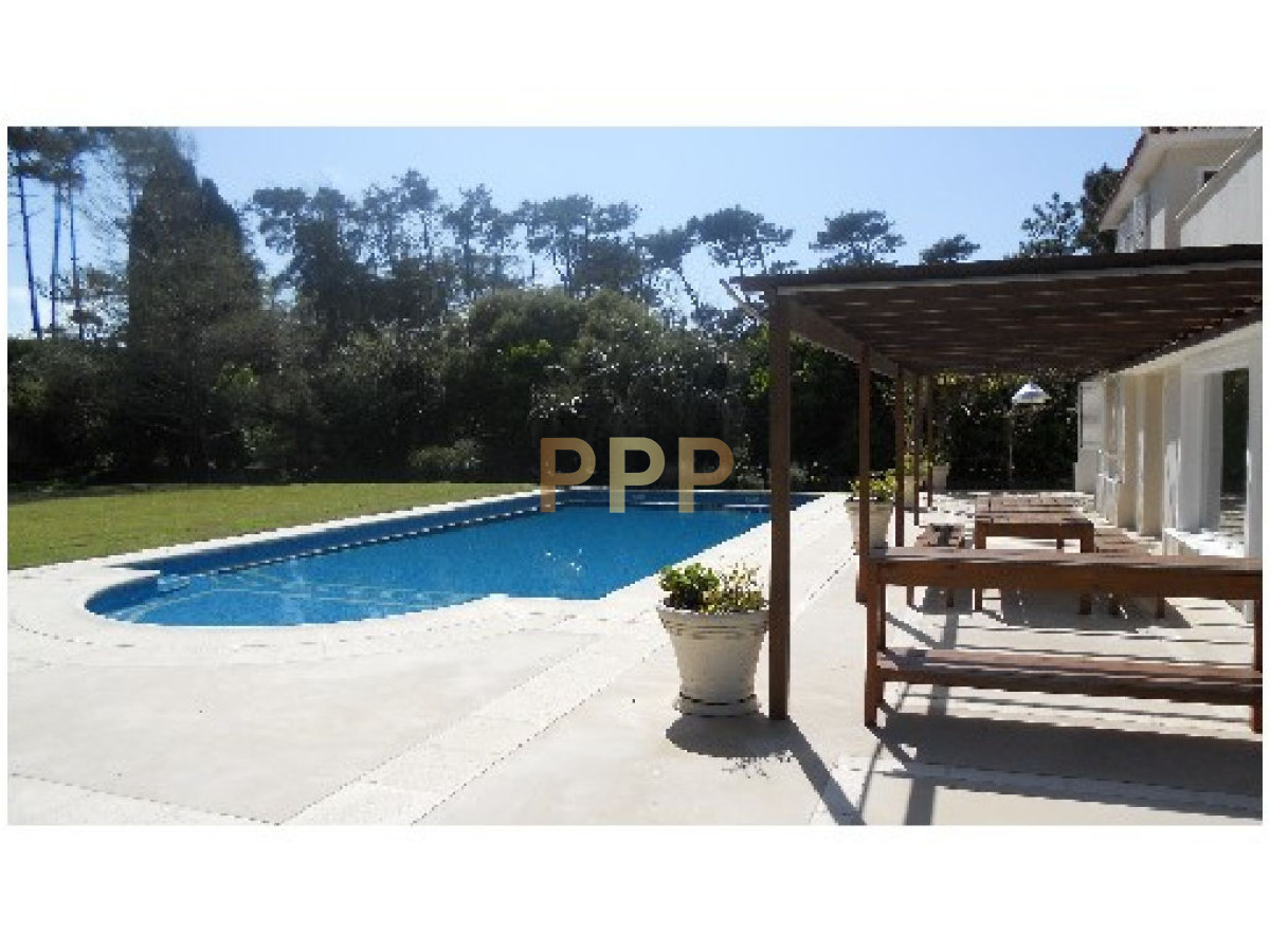 Casa ID.1640 - Espectacular residencia en una de las zonas mas cotizadas de Punta del Este, a metros del mar (Playa Brava).