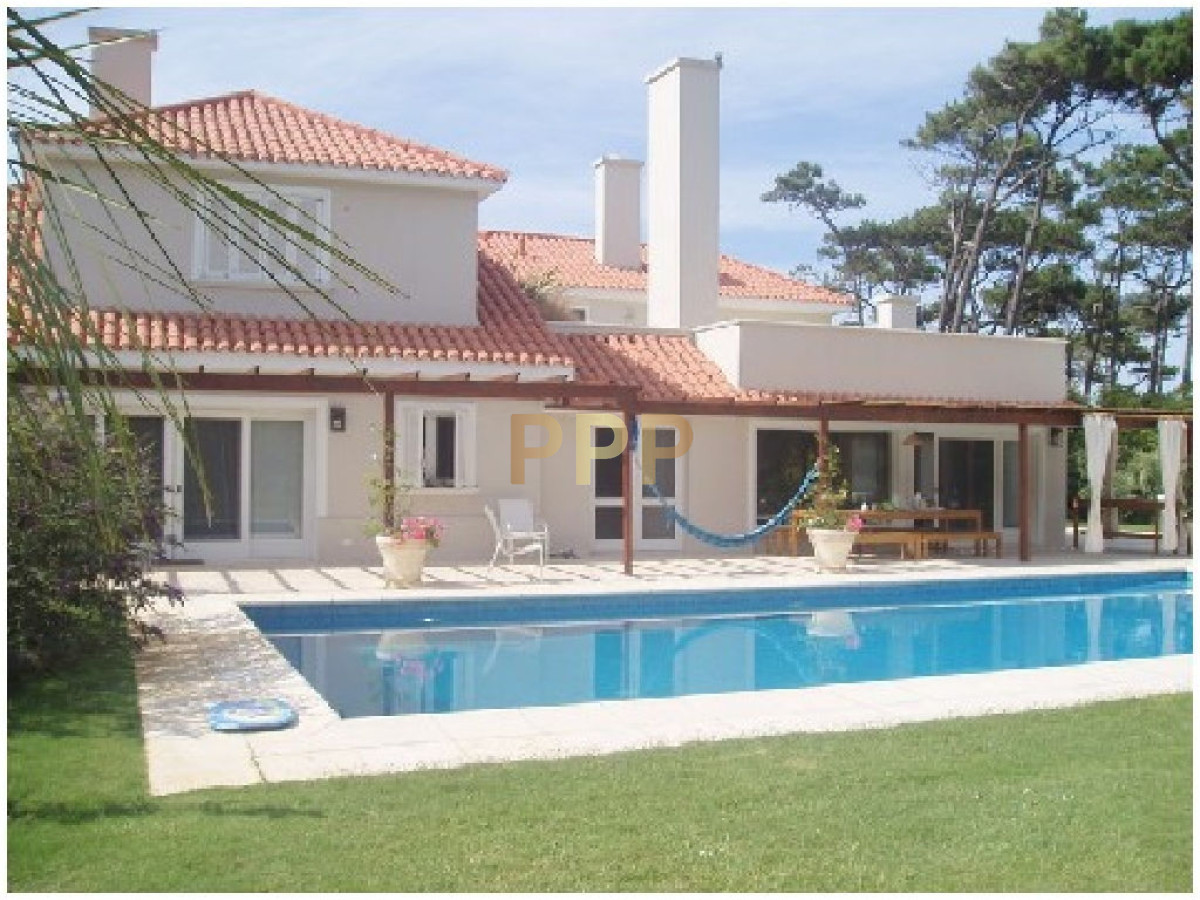 Casa ID.1640 - Espectacular residencia en una de las zonas mas cotizadas de Punta del Este, a metros del mar (Playa Brava).