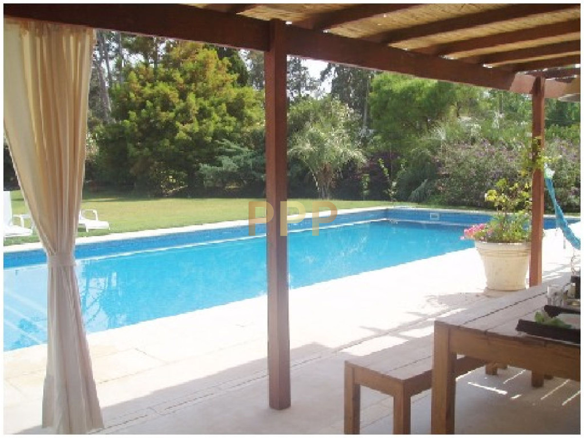 Casa ID.1640 - Espectacular residencia en una de las zonas mas cotizadas de Punta del Este, a metros del mar (Playa Brava).