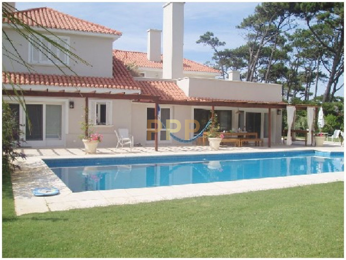 Casa ID.1640 - Espectacular residencia en una de las zonas mas cotizadas de Punta del Este, a metros del mar (Playa Brava).