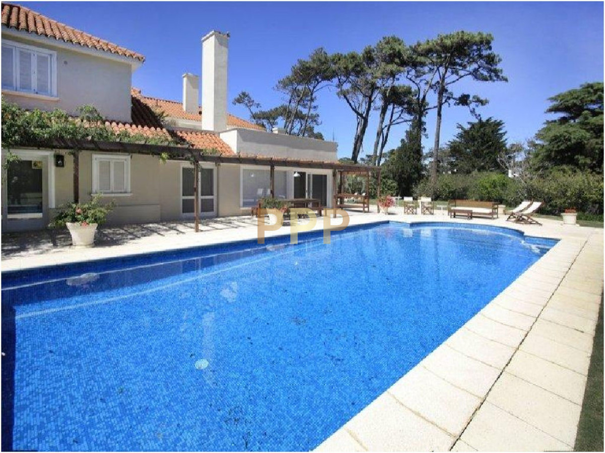 Casa ID.1640 - Espectacular residencia en una de las zonas mas cotizadas de Punta del Este, a metros del mar (Playa Brava).