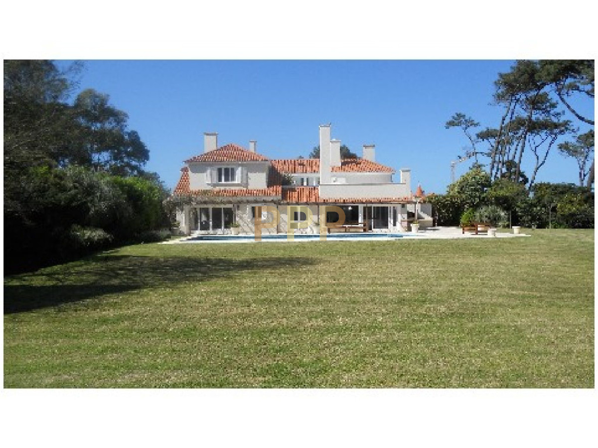 Casa ID.1640 - Espectacular residencia en una de las zonas mas cotizadas de Punta del Este, a metros del mar (Playa Brava).