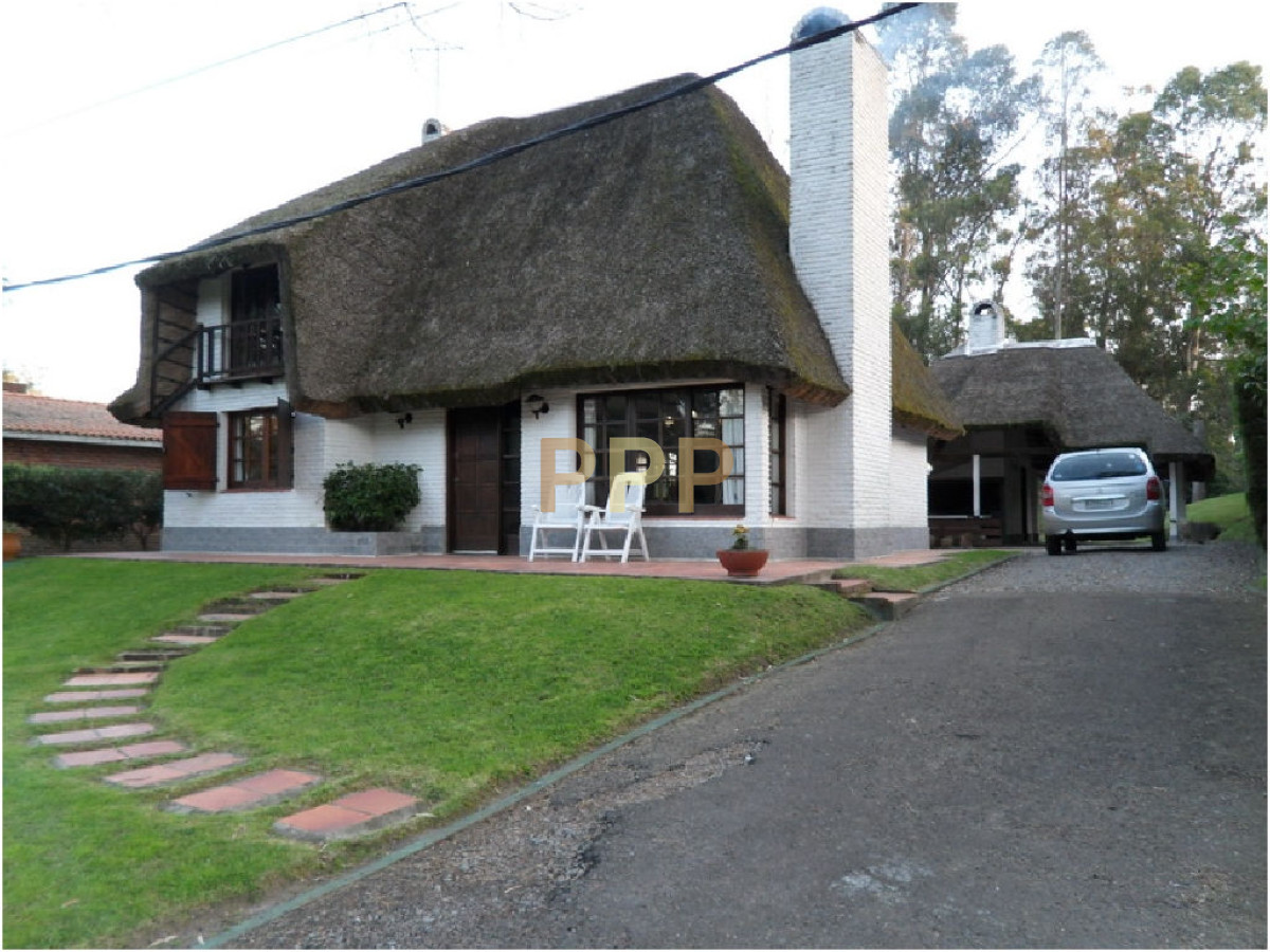 Casa ID.1680 - Se alquila casa de 4 dormitorios en Pinares, Punta del Este.