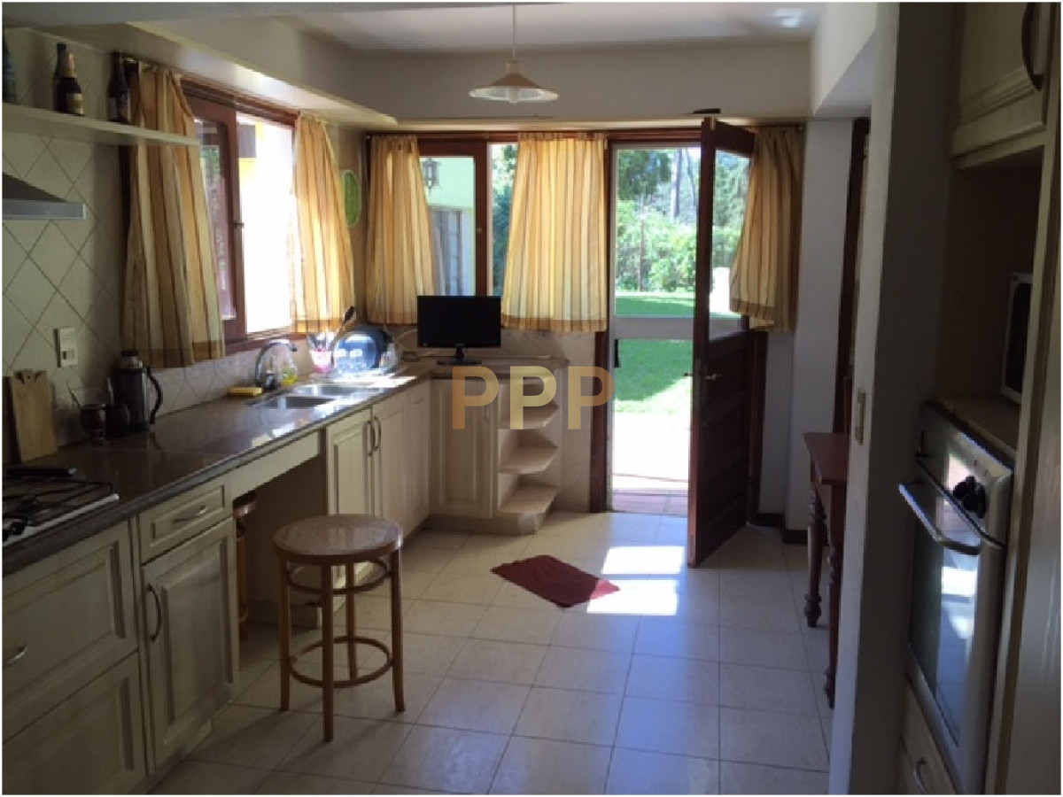 Casa ID.1729 - Casa en venta. Totalmente reciclada, bien equipada. Ambientes amplios. Punta del este.