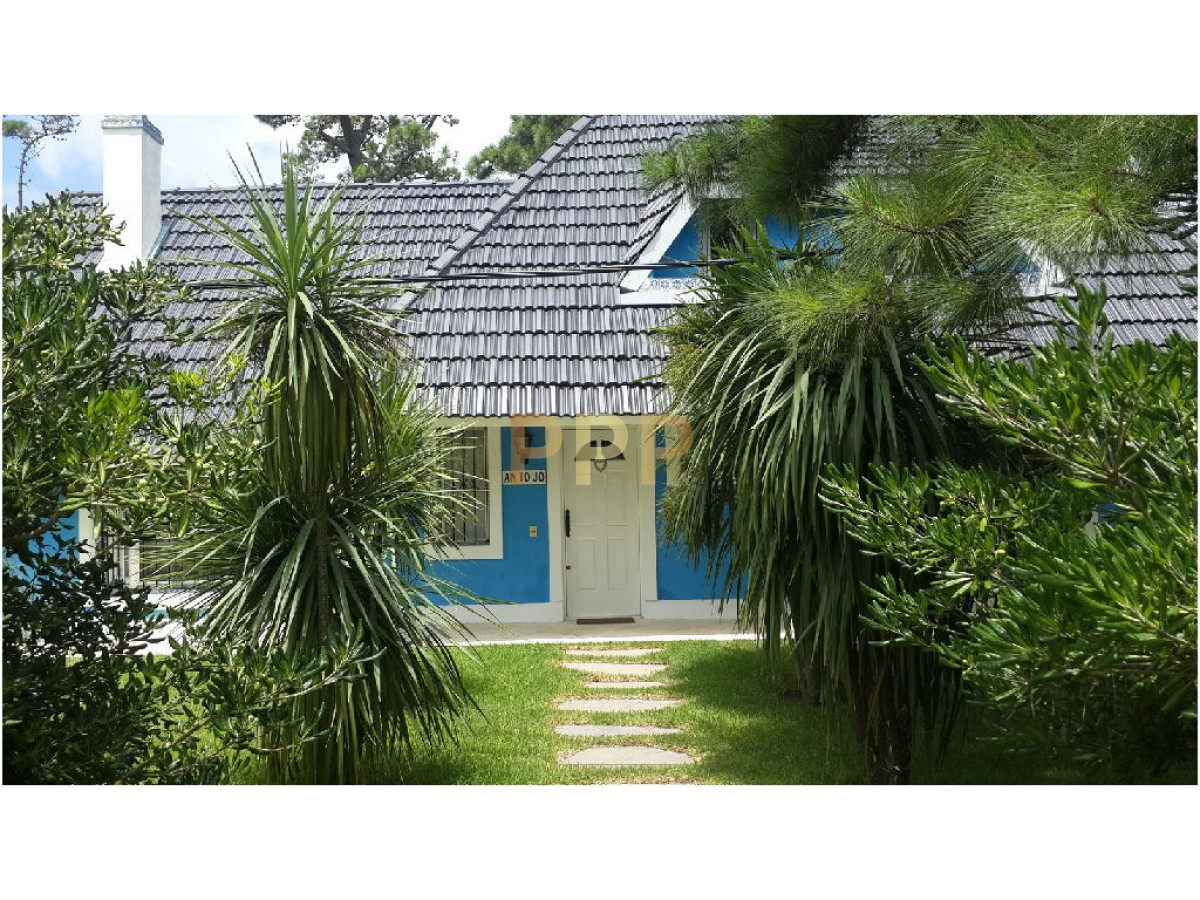 Casa ID.1602 - En venta y alquiler...  Casa en excelente zona, distribuida en dos plantas. 
