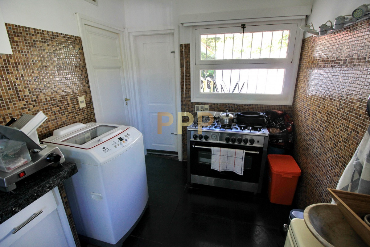 Casa ID.1656 -  En alquiler!!  Hermosa casa en alquiler zona Pinares, cuenta con piscina y gran jardin.