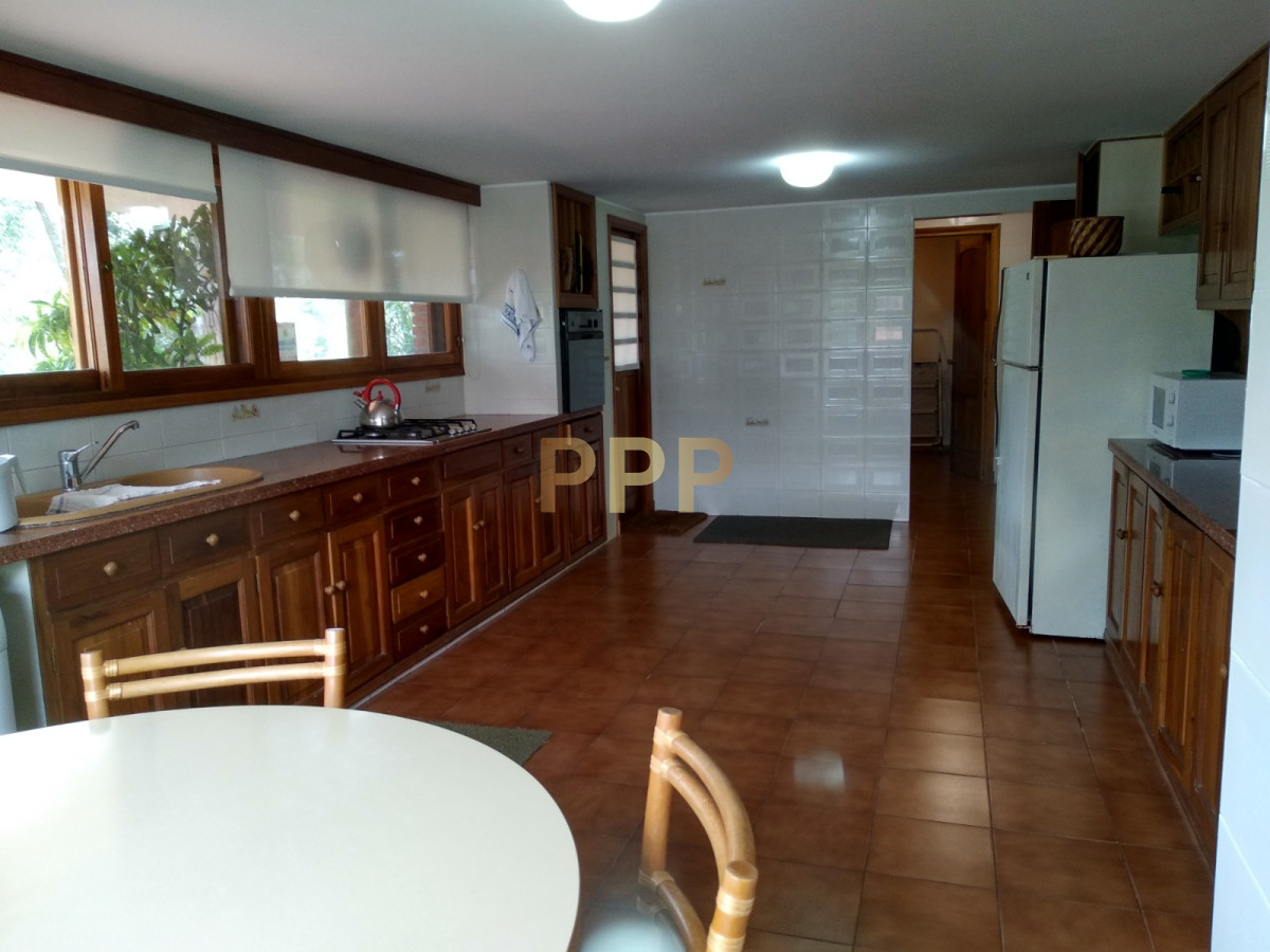 Casa ID.1911 - Casa en Alquiler y Venta en paradas de playa mansa, a pocos metros del mar.