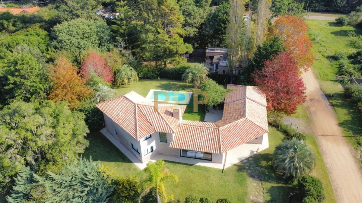 Casa ID.1663 - Excelente casa con piscina en alquiler en Rincon del Indio, playa Brava, Punta del Este.