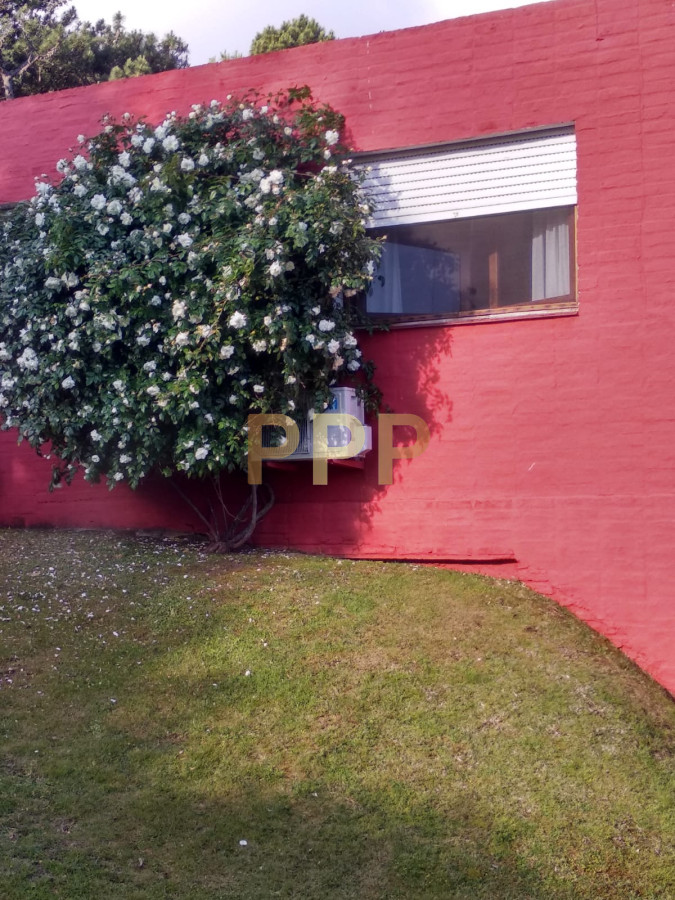 Casa ID.1716 - En alquiler.. muy linda casa con agradable entorno verde.