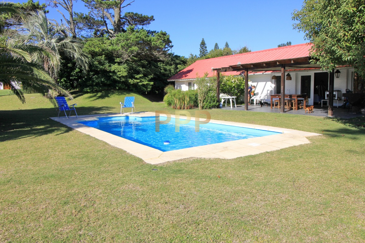 Casa ID.1656 -  En alquiler!!  Hermosa casa en alquiler zona Pinares, cuenta con piscina y gran jardin.
