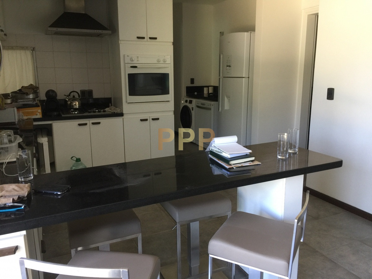 Casa ID.1932 - En venta.. a poco metros del mar.. hermosa casa estilo minimalista.