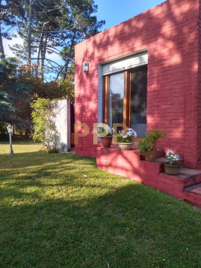 Casa ID.1716 - En alquiler.. muy linda casa con agradable entorno verde.