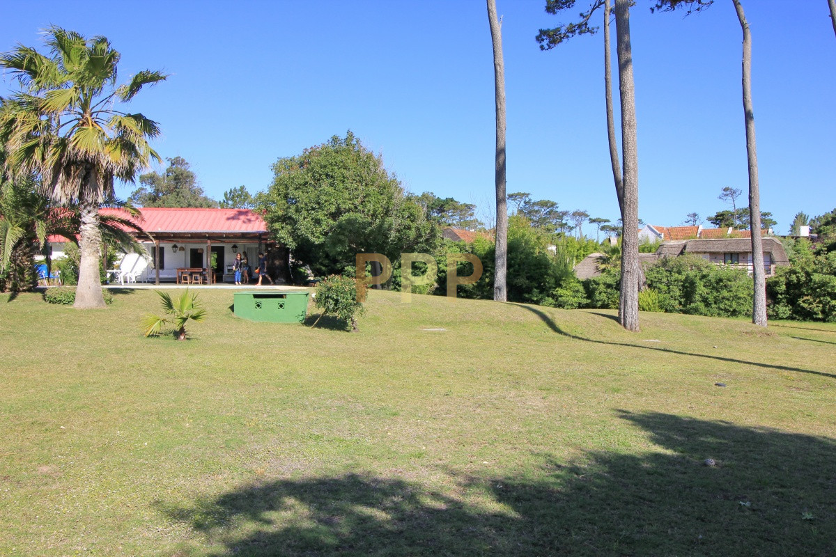 Casa ID.1656 -  En alquiler!!  Hermosa casa en alquiler zona Pinares, cuenta con piscina y gran jardin.