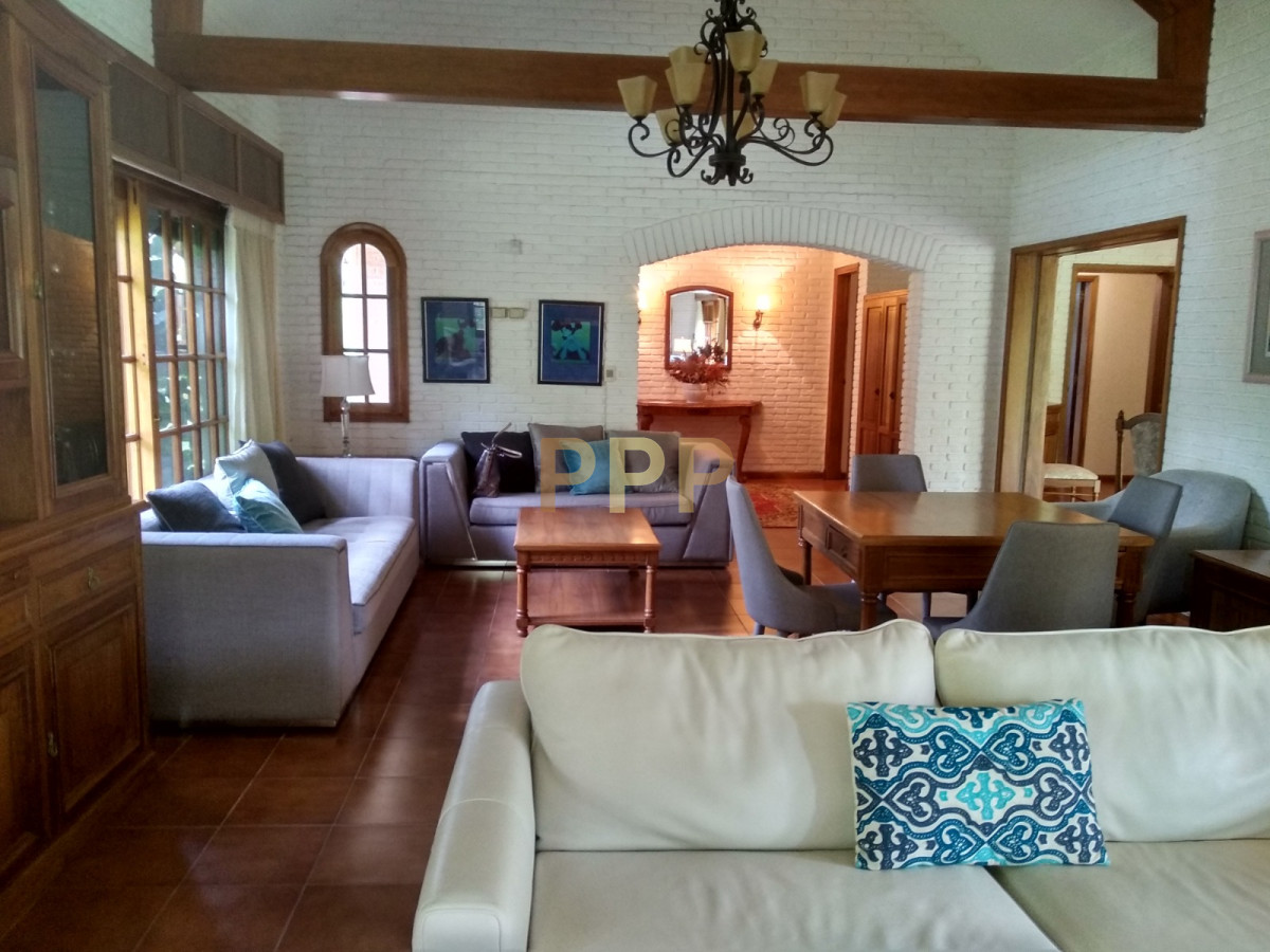Casa ID.1911 - Casa en Alquiler y Venta en paradas de playa mansa, a pocos metros del mar.