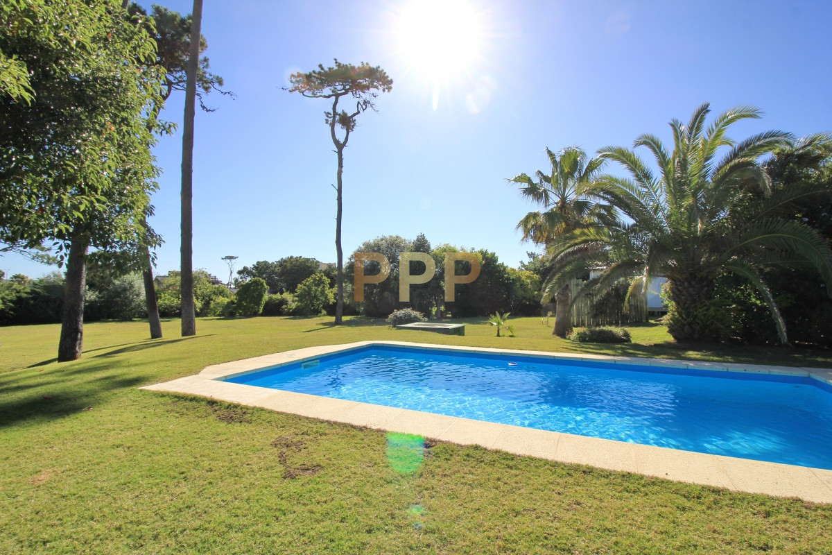 Casa ID.1656 -  En alquiler!!  Hermosa casa en alquiler zona Pinares, cuenta con piscina y gran jardin.
