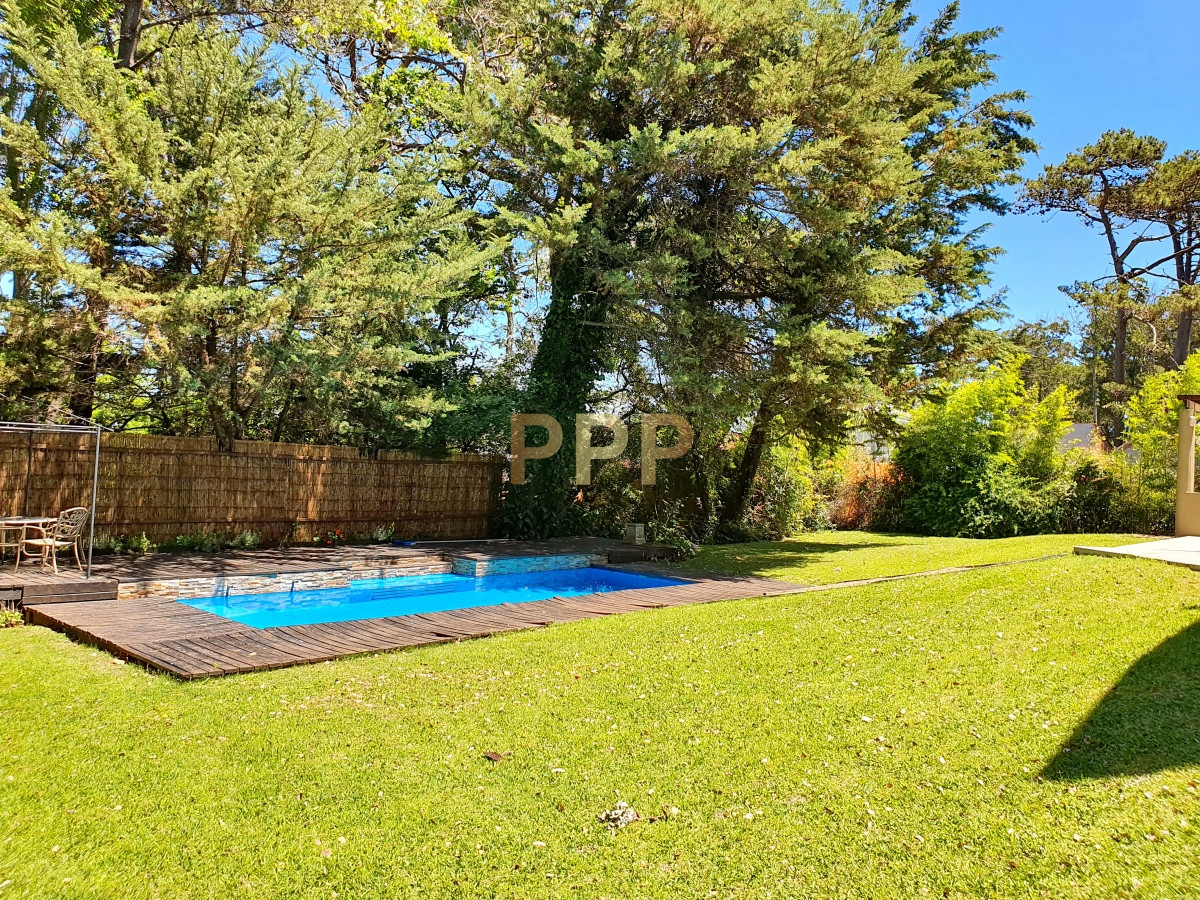 Casa ID.1549 - Gran casa de 5 dormitorios en alquiler en brava, Punta del Este.