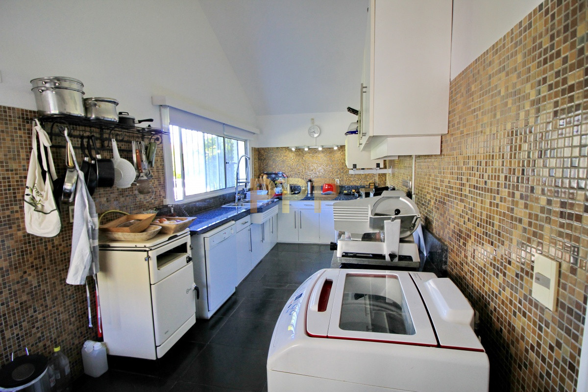 Casa ID.1656 -  En alquiler!!  Hermosa casa en alquiler zona Pinares, cuenta con piscina y gran jardin.