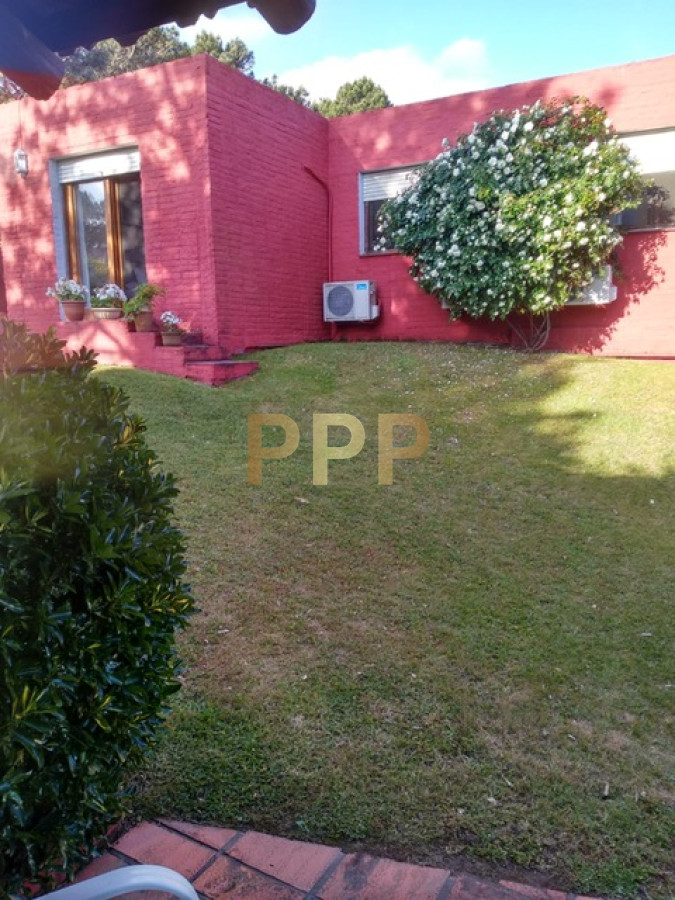 Casa ID.1716 - En alquiler.. muy linda casa con agradable entorno verde.