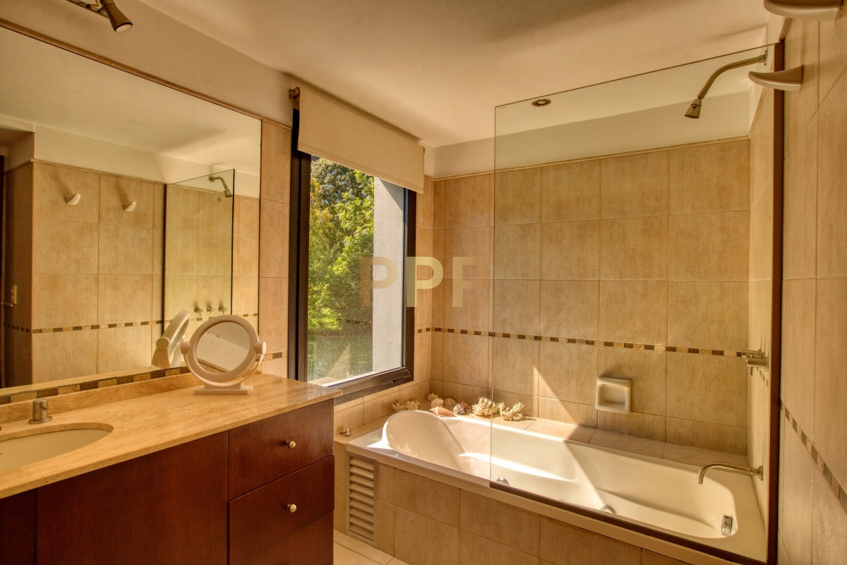 Casa ID.1663 - Excelente casa con piscina en alquiler en Rincon del Indio, playa Brava, Punta del Este.