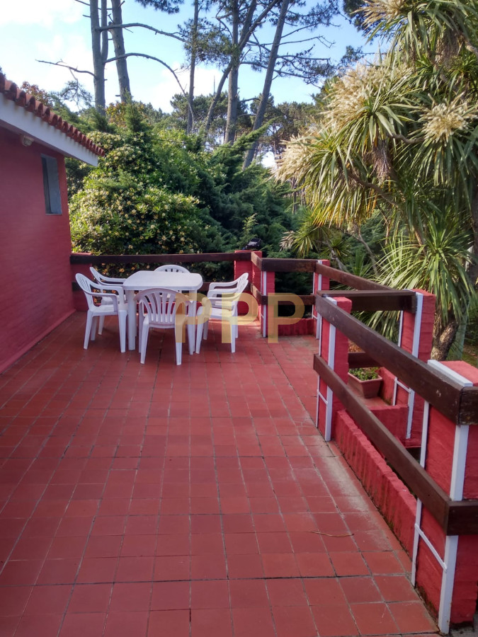 Casa ID.1716 - En alquiler.. muy linda casa con agradable entorno verde.