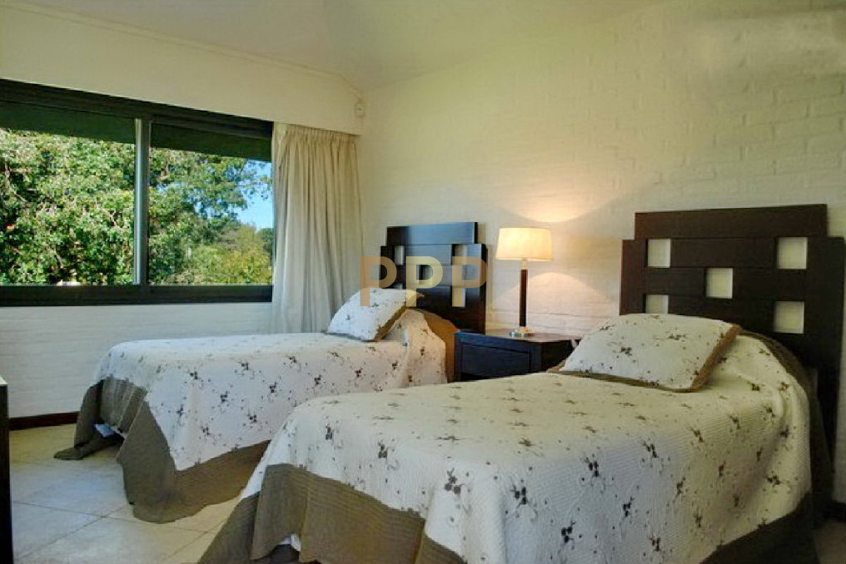 Casa ID.1663 - Excelente casa con piscina en alquiler en Rincon del Indio, playa Brava, Punta del Este.