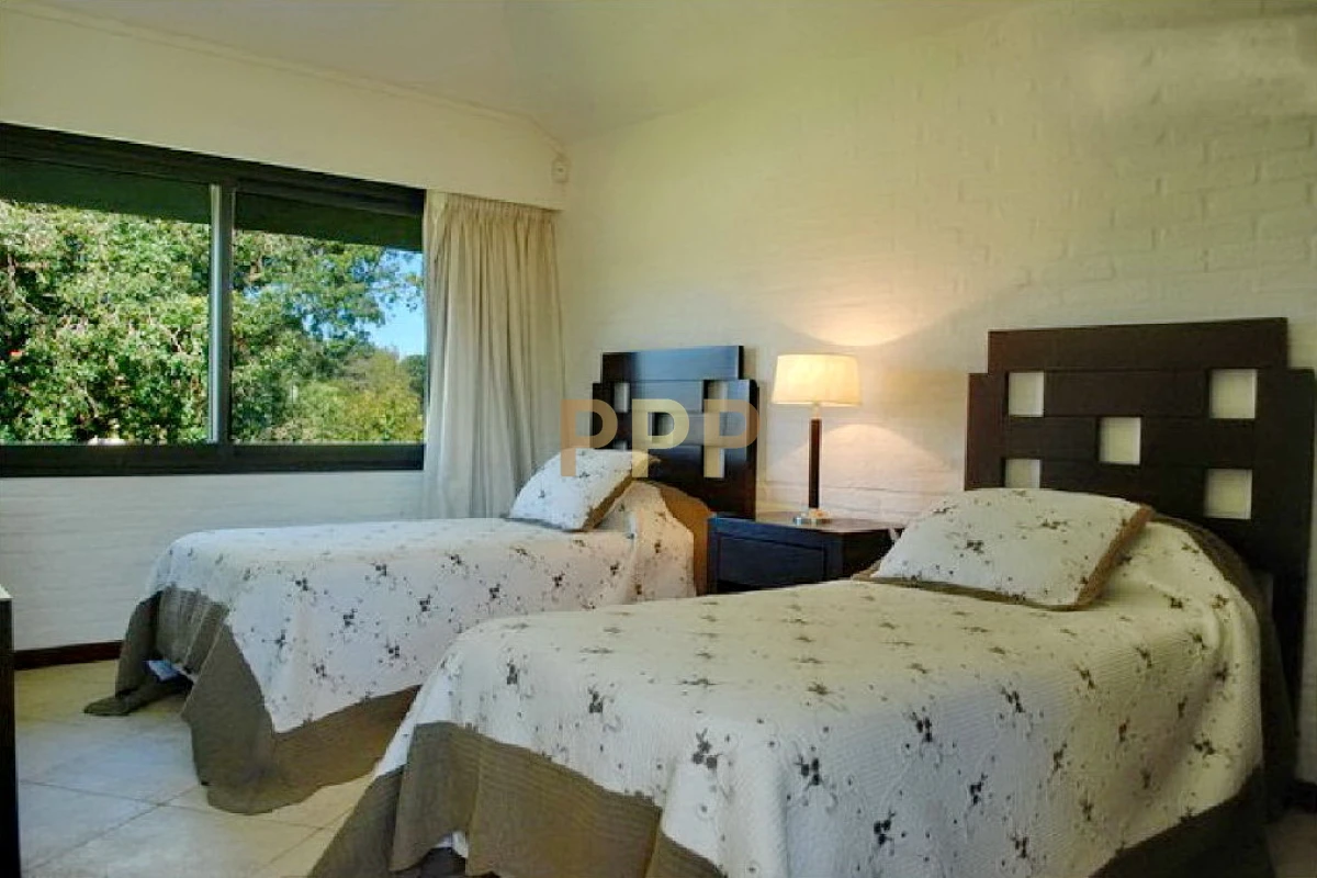 Casa ID.1663 - Excelente casa con piscina en alquiler en Rincon del Indio, playa Brava, Punta del Este.
