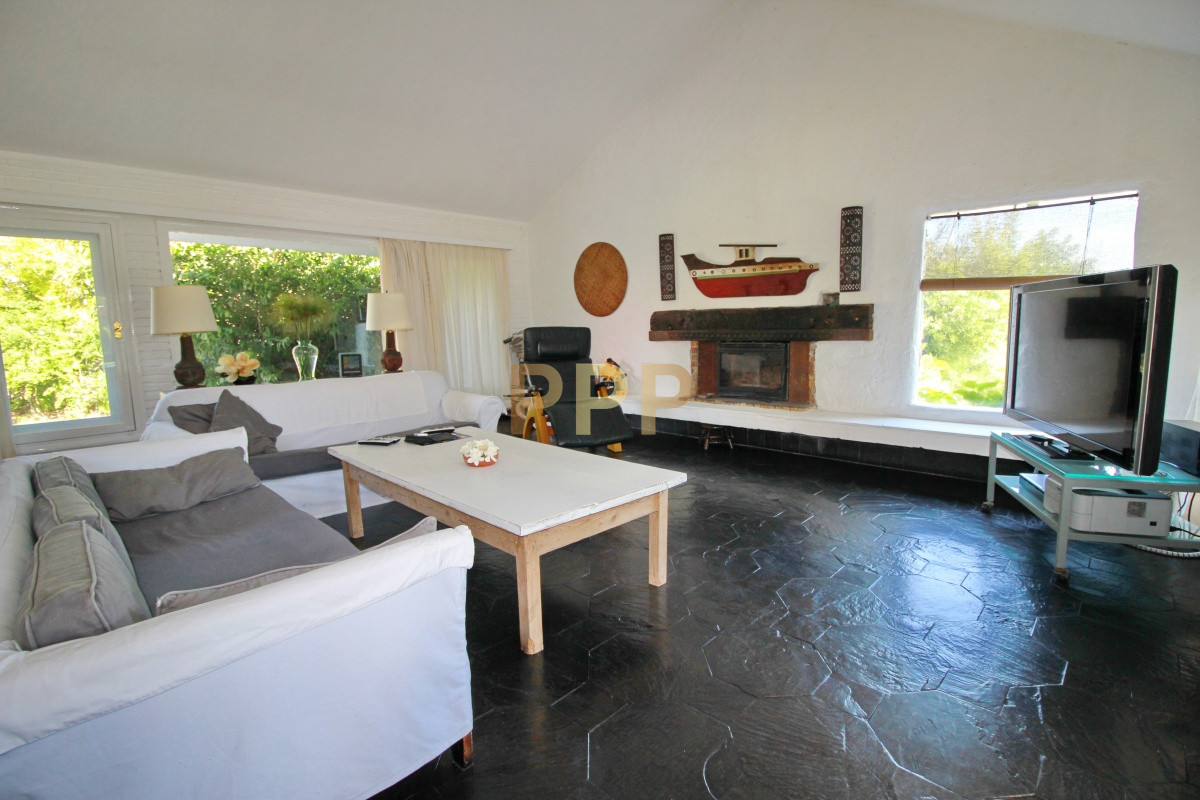Casa ID.1656 -  En alquiler!!  Hermosa casa en alquiler zona Pinares, cuenta con piscina y gran jardin.