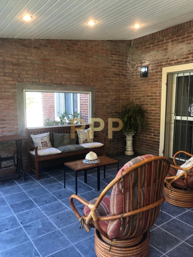 Casa ID.1658 - Casa de 3 dormitorios con piscina climatizada en alquiler. Playa brava.