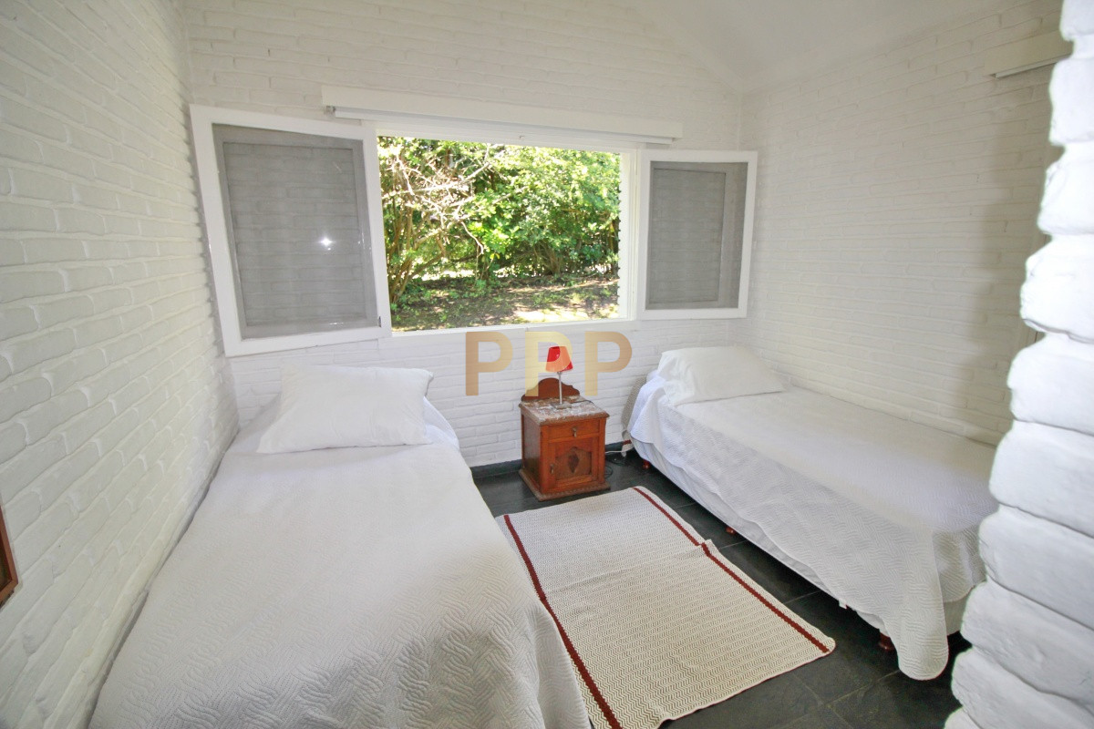 Casa ID.1656 -  En alquiler!!  Hermosa casa en alquiler zona Pinares, cuenta con piscina y gran jardin.