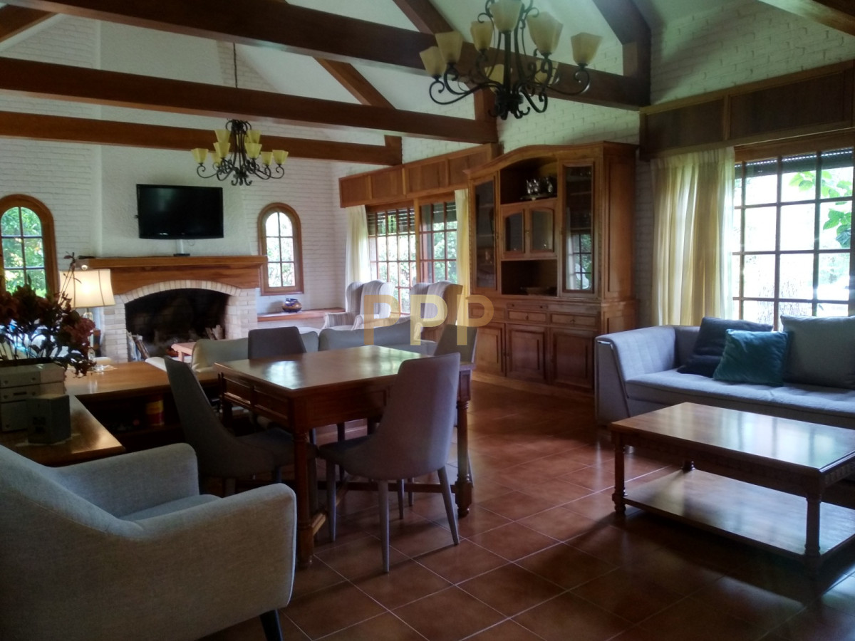 Casa ID.1911 - Casa en Alquiler y Venta en paradas de playa mansa, a pocos metros del mar.