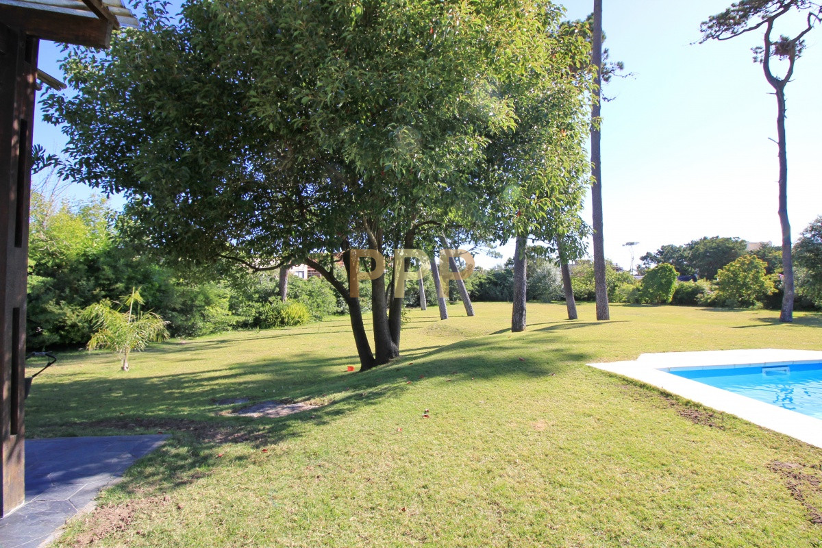 Casa ID.1656 -  En alquiler!!  Hermosa casa en alquiler zona Pinares, cuenta con piscina y gran jardin.