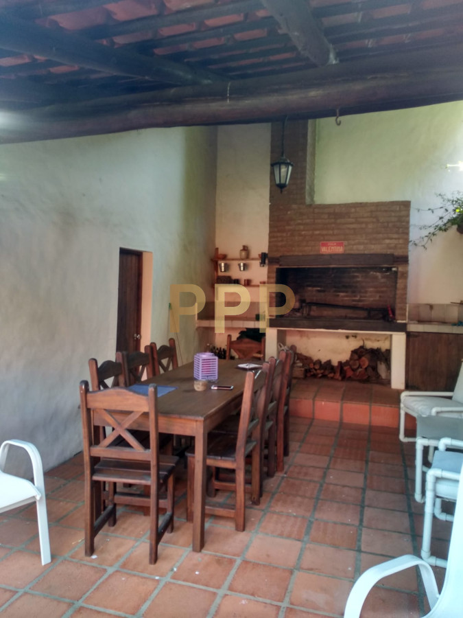 Casa ID.1716 - En alquiler.. muy linda casa con agradable entorno verde.