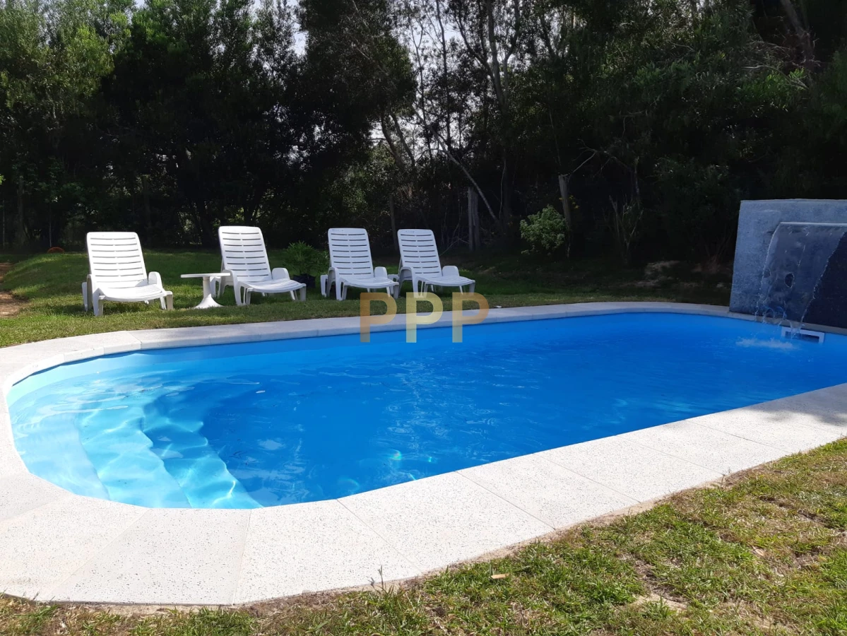 Casa ID.1658 - Casa de 3 dormitorios con piscina climatizada en alquiler. Playa brava.