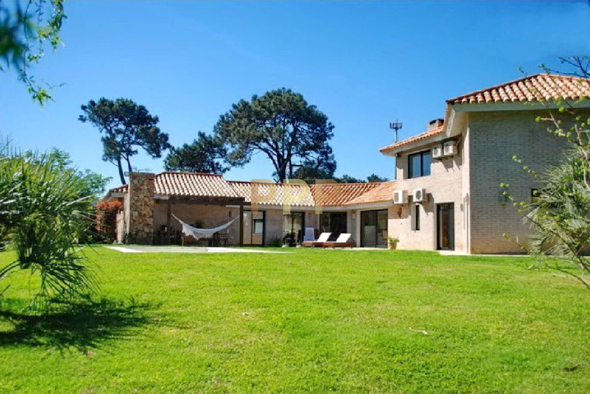 Casa ID.1663 - Excelente casa con piscina en alquiler en Rincon del Indio, playa Brava, Punta del Este.