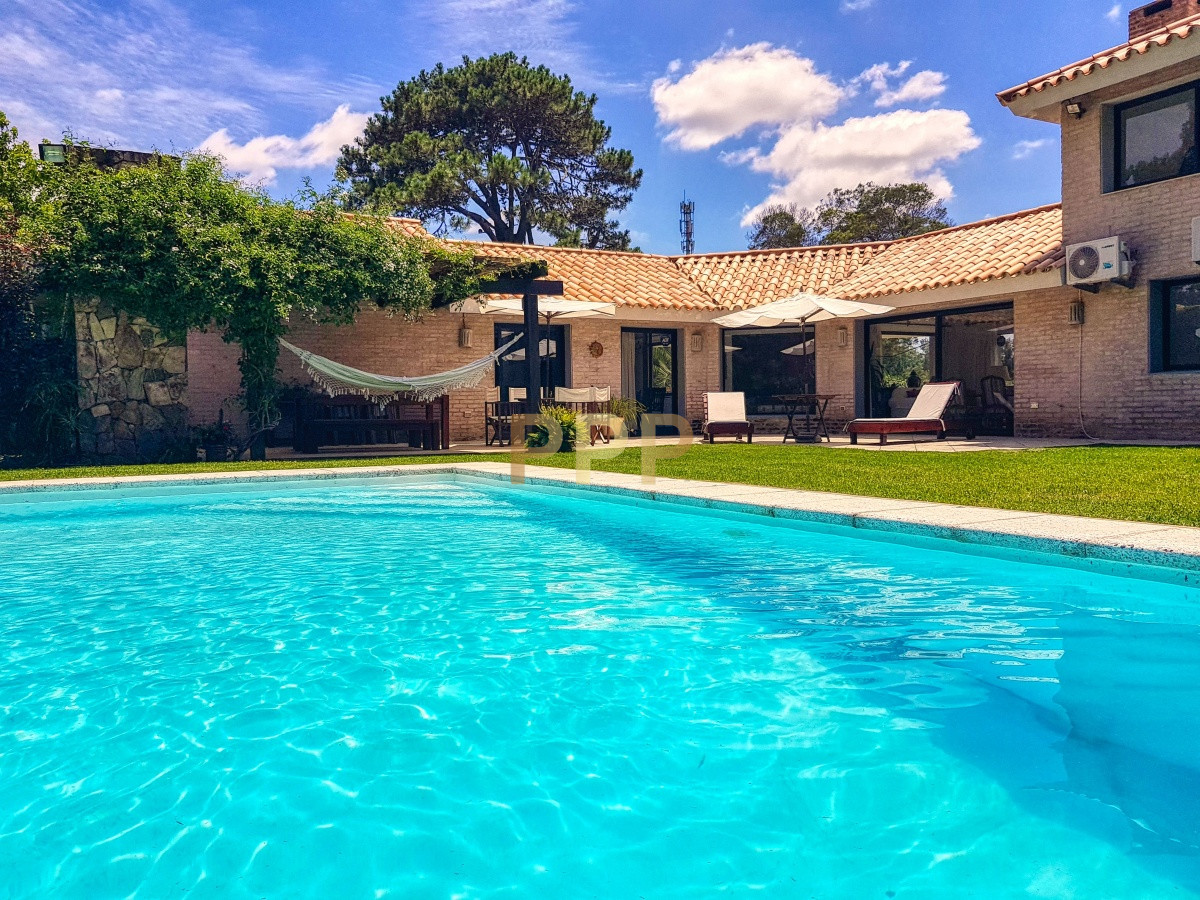 Casa ID.1663 - Excelente casa con piscina en alquiler en Rincon del Indio, playa Brava, Punta del Este.